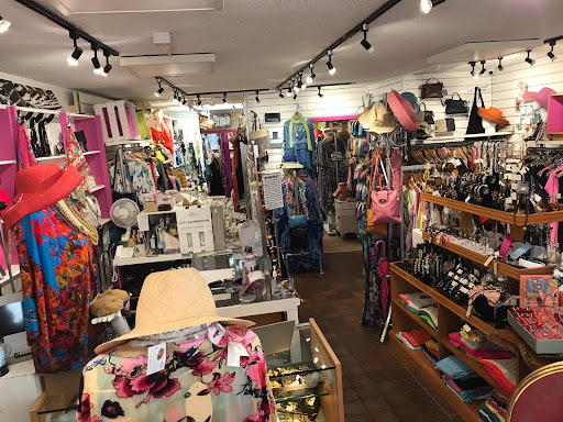 Quirky Boutique & Vintage LOOE - Thumbnail