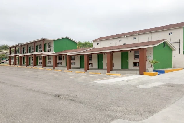 Capital O Palms Hotel, Acuña