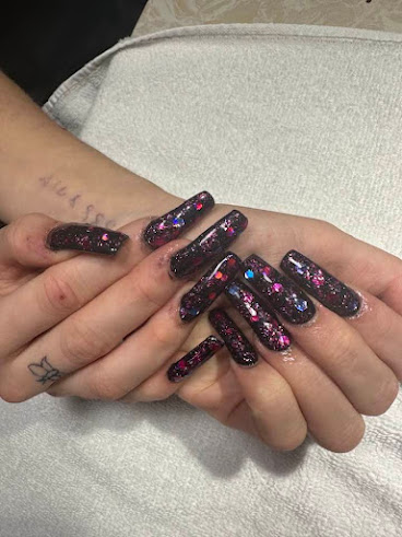 Dee Dee Nails by null