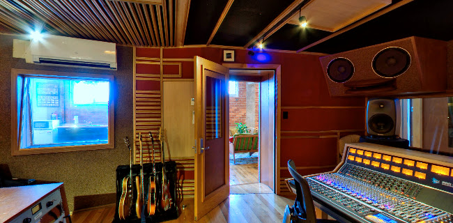 Roundhead Studios Open Times
