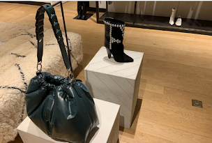 Photo n°3 de Isabel Marant Le Bon Marché à Paris (Magasin de chaussures)