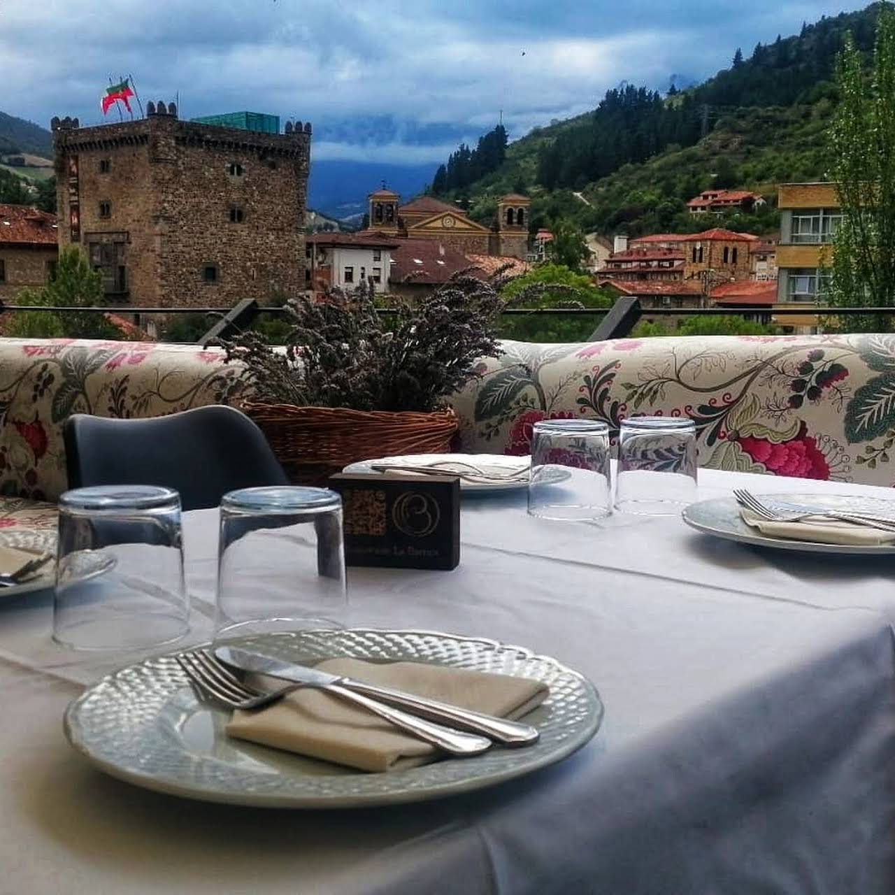 Restaurante La Barrica de Potes - Restaurante en Potes, capital de Liébana. Terraza con unas vistas increíbles. Todo casero y con productos de la zona.