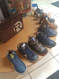 Photo n°15 de Petits Pouces chaussures enfants juniors. /Périphérie de Toulouse. Toulouse/cugnaux à Cugnaux (Magasin de chaussures)