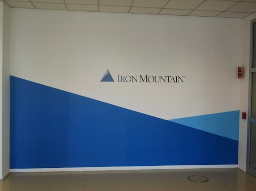 Iron Mountain, Author: Víctor Resa