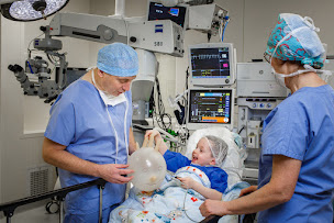 Photo n°2 de Docteur Vincent DEDES - Ophtalmologue Chirurgien - Cataracte / Greffe / Strabisme - COF à Lille (Chirurgien)