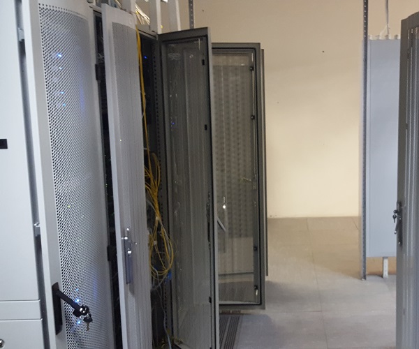 Svalka секонд хенд москва. Руки медсестры. Довольный клиент. Учебный центр новосибирск. Hand center.