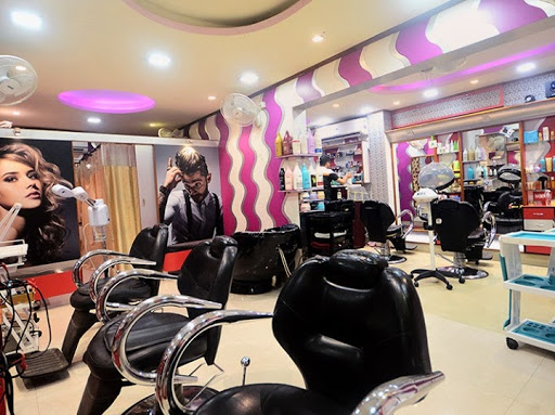 👉👉👉Get your Pujo Makeover from experts! One of the most popular Beauty parlour for both Guys and… post image