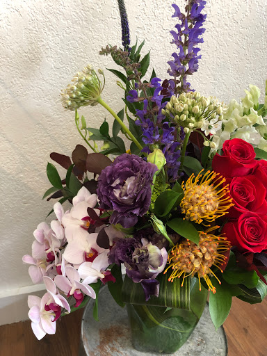Loves Me Flowers - Thumbnail