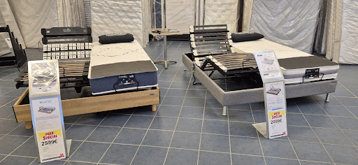 Venez découvrir nos lits électriques et offrez-vous le confort sur mesure dont vous rêvez ! Grâce à leurs lignes modernes et épurées, nos modèles s’intègrent parfaitement à votre intérieur tout en vous garantissant un sommeil réparateur. Réglez la position idéale pour lire, vous détendre ou simplement vous reposer en toute tranquillité. Testez-les en magasin et laissez-vous séduire par une expérience de bien-être incomparable !