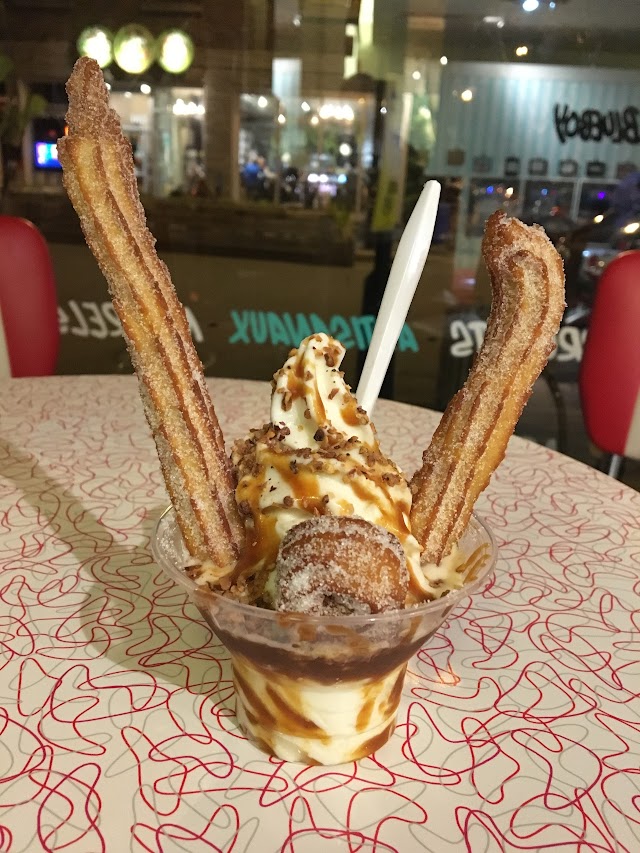 Blueboy Frozen Yogurt/ Yogourt Glacé