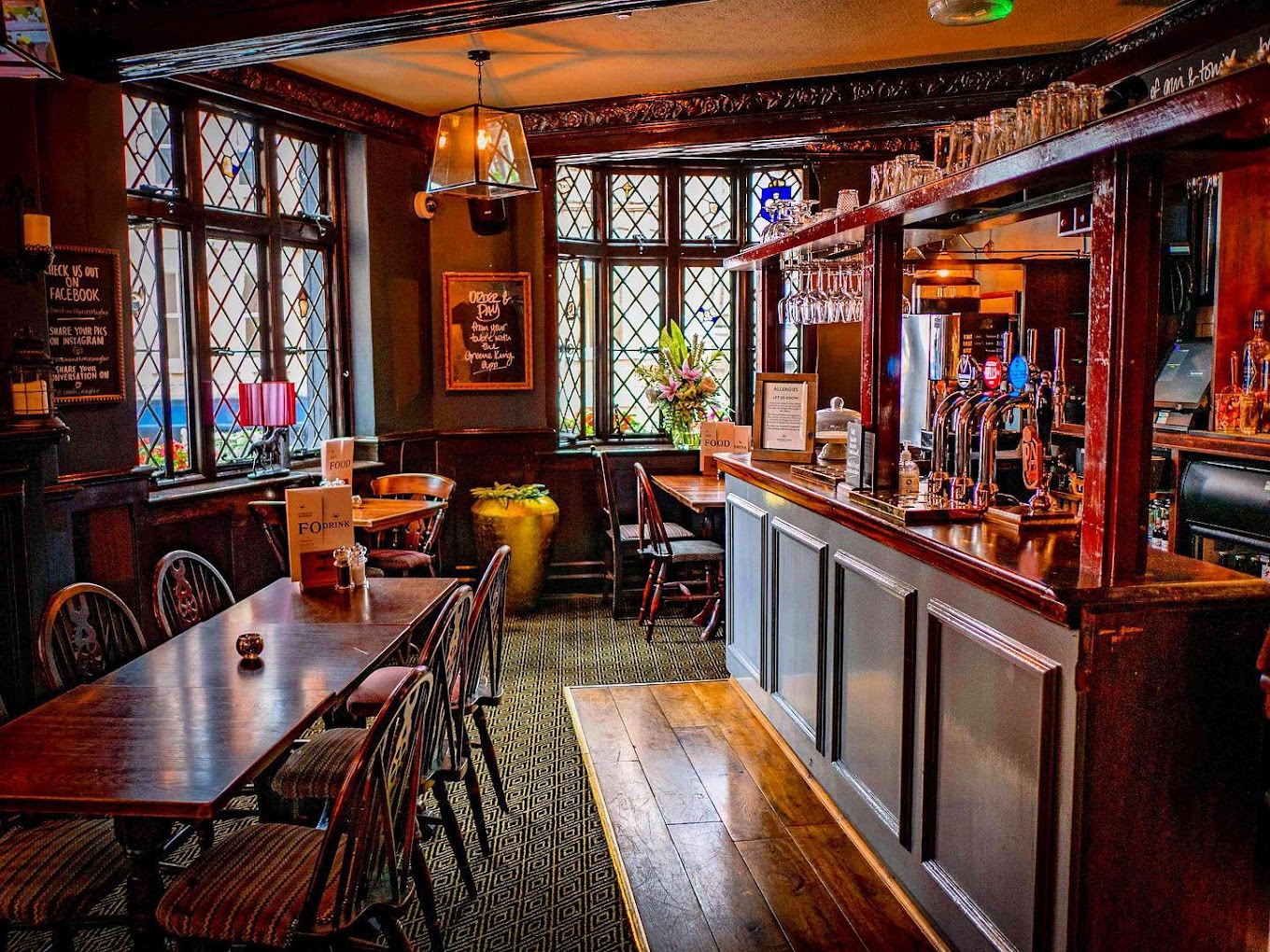 Guide to the best pubs in Mayfair worth checking out. Located in an affluent area in the Westend known for its high-end shopping, exclusive clubs, and luxurious restaurants. It's also home to a number of upscale pubs that cater to a discerning clientele.