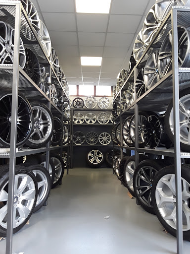 Santi Gomme Driver Center Pirelli e P Zero World Authorised Pirelli Dealer Gallery - Italy