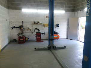 Photo n°3 de Garage Stéphane mécanique à Saint-Maudez (Atelier de mécanique automobile)