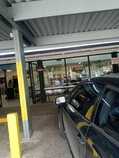 Houstonian Washateria - Thumbnail