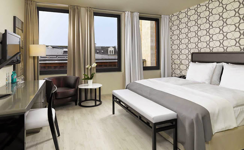 H10 Berlin Ku'damm by null