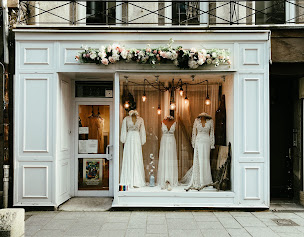 Photo n°29 de Y.BROWN Créatrice robe de mariée , tenues de mariage inclusif en Bretagne , Côtes d'armor, à Saint-Brieuc (Boutique de mariage)