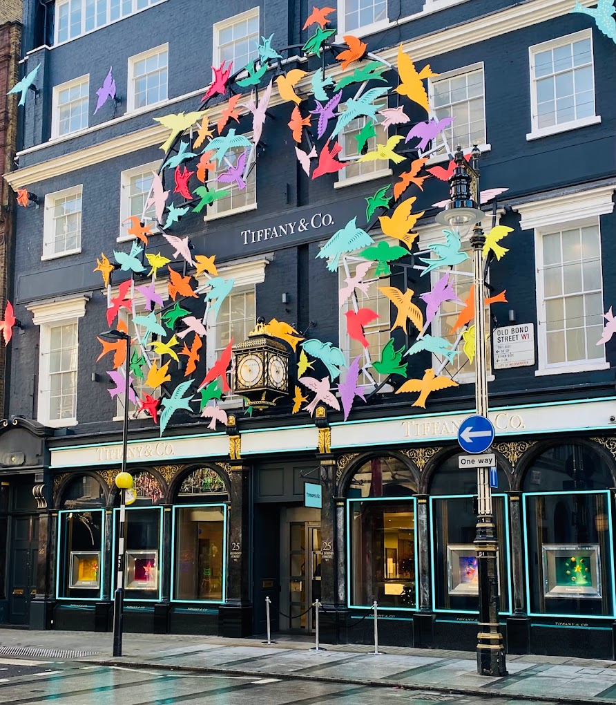 London's Bond Street is known for its high-end luxury shops and boutiques, including jewellers. Some of the most famous jewellers on Bond Street include Cartier, Bulgari, Tiffany & Co., Van Cleef & Arpels, and Graff.