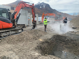 Photo n°5 de POULLILIAN Travaux-Publics à Saint-Martin-de-Queyrières (Service de transport)