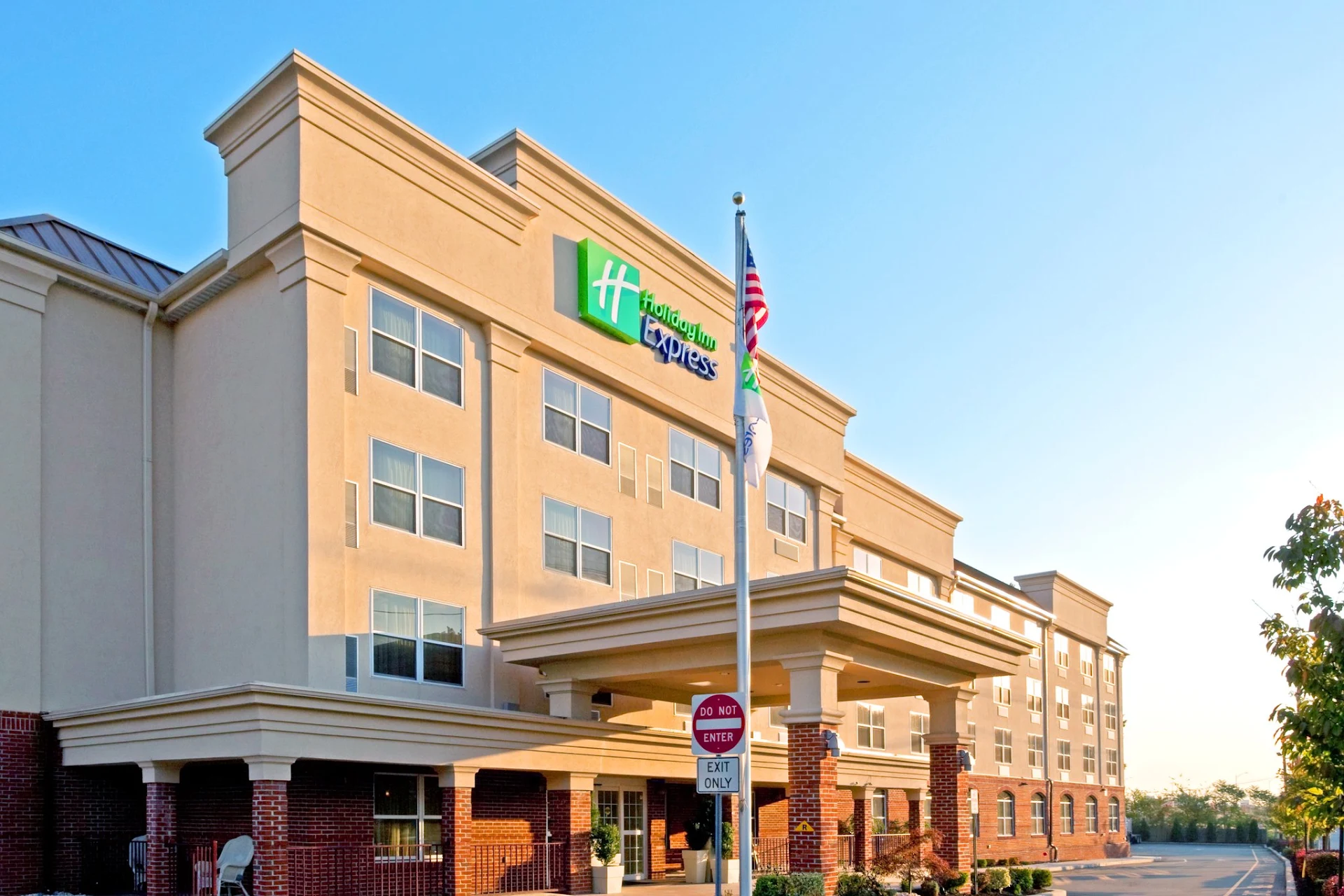 Holiday Inn Express & Suites Woodbridge by IHG