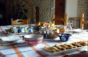Photo n°5 de L'ANCIENNE FERME Ch. d'hôtes 14 personnes. Piscine à Courçon (Chambre d'hôtes)