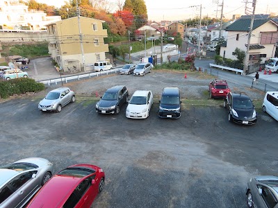 長沢小学校前信号横、餅坂バス停前 月極駐車場（東百合ヶ丘2丁目）