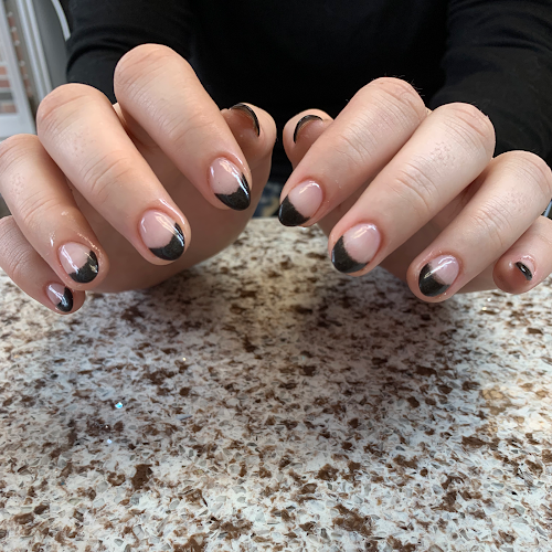 Be U Nails And Spa interior view