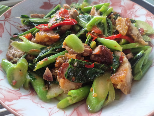 ชายเเม็กหมูกรอบ ตามสั่ง Chrispy Pork make by order
