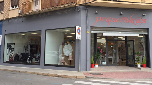 pequeñikas/ tienda de moda infantil, moda juvenil y puericultura. Bordados y personalización