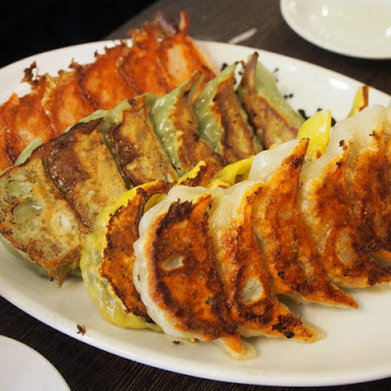 千日前やすだや なんばの餃子専門店 中華料理店
