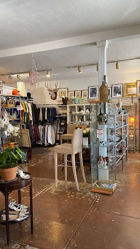 Lolo's Consignment - Visual
