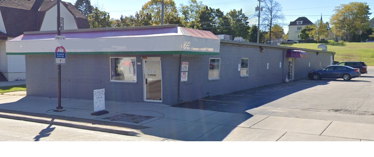 Avon Laundromat storefront and entrance in Sheboygan
