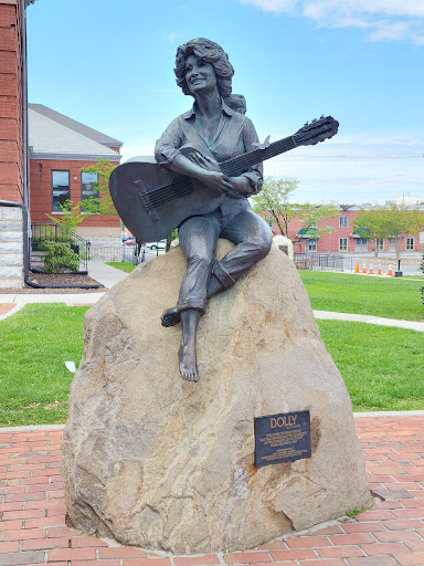 Dolly Parton Statue