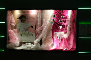 Photo n°18 de La Grande Pharmacie de l'Hôtel de Ville YVETOT Annie BRUNEL à Yvetot (Magasin de perruques)