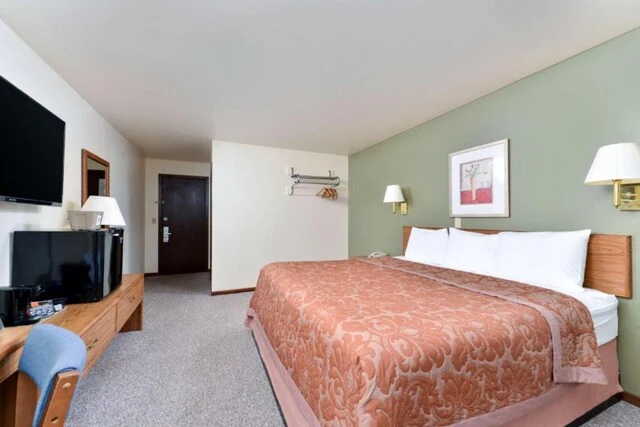 Love Hotels Staples at HWY 10 MN