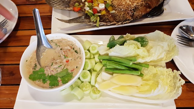 Ban Tonn Nam Restaurant