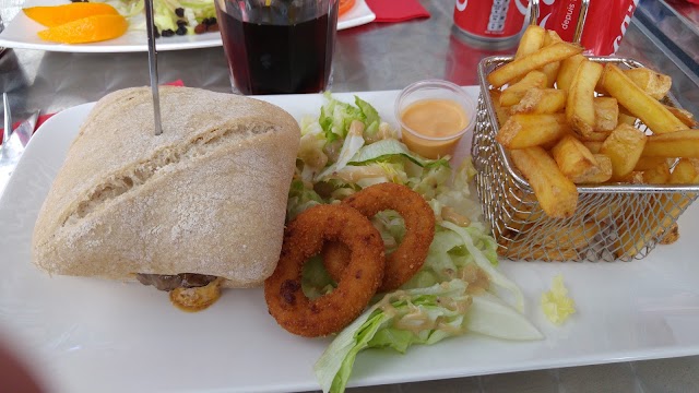 Le Cartoon's Cafe