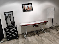 Needle piercing à Le Luc