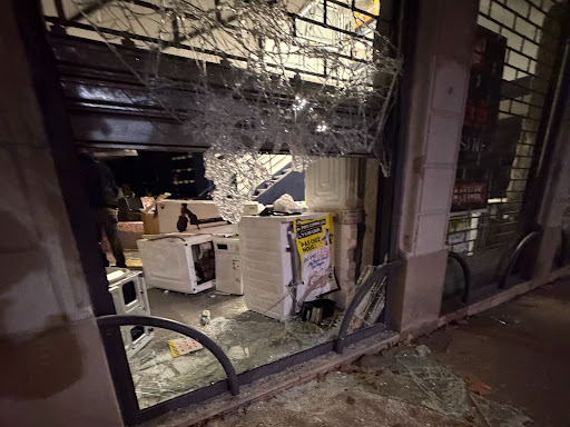 🚨 INFORMATION IMPORTANTE – FERMETURE TEMPORAIRE DE NOTRE MAGASIN MDA LYON 3



Suite aux pillages et aux importantes dégradations subis par notre magasin MDA de Lyon 3, nous sommes malheureusement contraints de fermer temporairement nos portes.



Notre magasin restera fermé le temps nécessaire à sa remise en état et à la sécurisation des lieux, afin de pouvoir vous accueillir à nouveau dans les meilleures conditions.



🙏 Nous présentons nos excuses à nos clients pour cette fermeture indépendante de notre volonté.

Croyez-nous, nous aurions largement préféré continuer à vous accueillir et à vous servir plutôt que de subir ces actes de vandalisme et de pillage !



Nos équipes mettent tout en œuvre pour permettre une réouverture dans les meilleurs délais.

📞 Pour toute question, contactez-nous au magasin de Saint Priest : 04 37 25 56 10



Merci à tous pour votre compréhension et votre soutien. 

L'équipe MDA