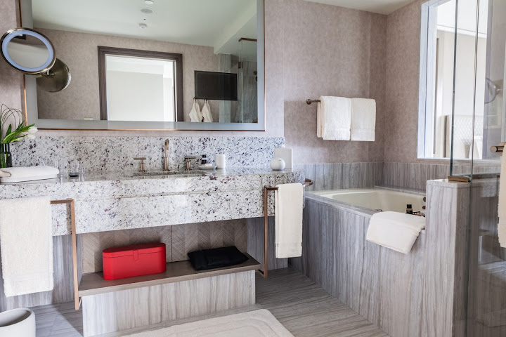 Four Seasons Hotel Riyadh At Kingdom Center by null