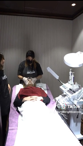 Choosing between a HydraFacial and a traditional facial depends on your skin goals, comfort level… post image