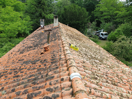 Photo de ENTREPRISE ROGER MOUCHE: Artisan Couvreur Nettoyage façade toiture Zinguerie Rénovation Couverture 17 Royan à Corme-Écluse (17600)
