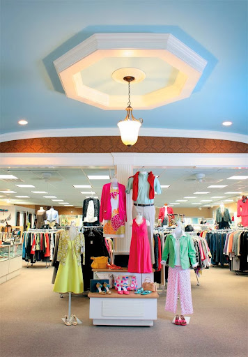 It's Chic Again! Upscale Consignment - Visual