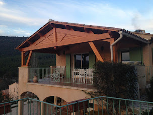 Photo n°6 de Déco Charpente - Roquebrune sur Argens (Abri voiture, Pergola, Pool House, Appentis, Auvent) à Roquebrune-sur-Argens (Charpentier)