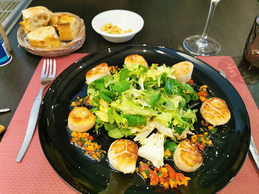 Photo 4 - A TABLE