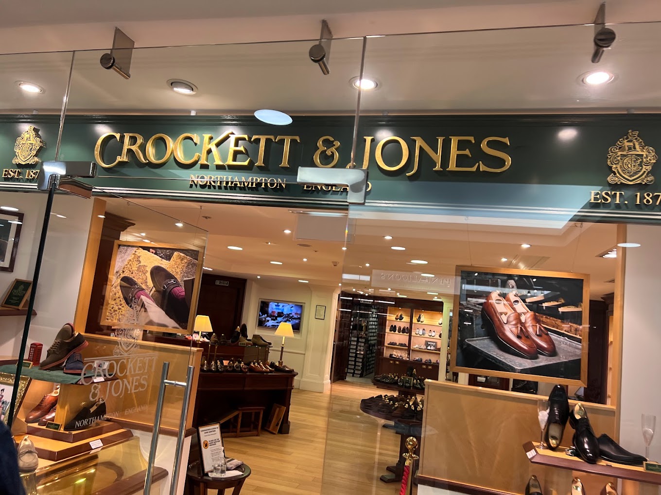 Guide to the best shoe shops in Canary Wharf, whether looking for work shoes, formal, casual and leisure shoes. From court shoes, and slingbacks to sandals and hiking shoes.