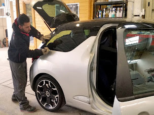 Photo n°7 de CARROSSERIE EBS AUTO - Réseau AXIAL - Restauration automobile, Peinture, Débosselage, Pare-brise à Monceaux (Service de réparation de pare-brise)