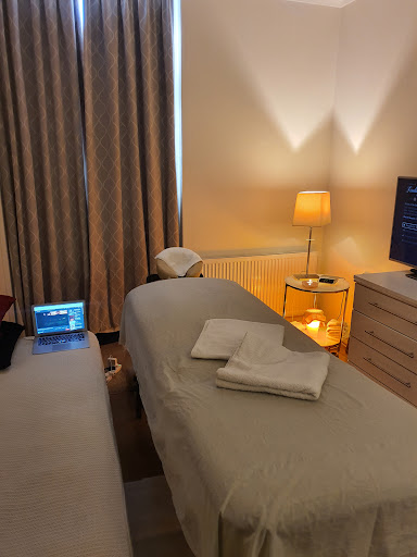 Mike Male Massage therapist London Victoria station