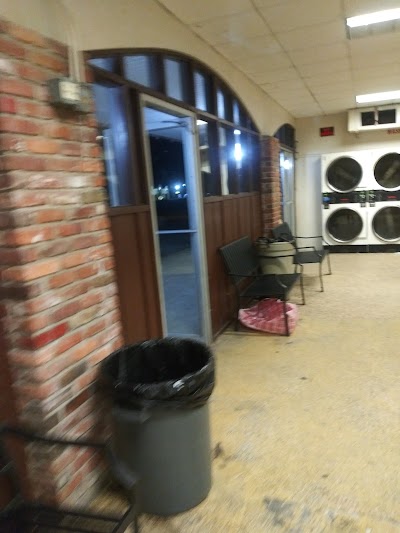 Breezewood Plaza Laundry