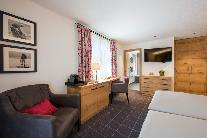 Hotel Chesa Valese by null