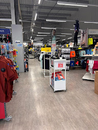 Photo n°30 de Intersport Arles à Arles (Magasin de vêtements pour jeunes)